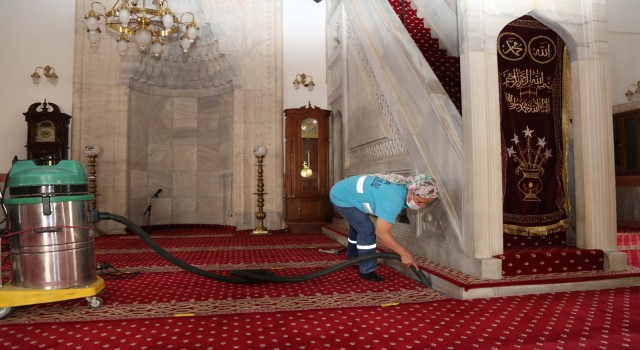 Efeler Belediyesi Bey Camii’nde temzilik çalışması gerçekleştirdi