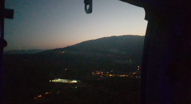 Orman yangınına gece görüşlü helikopter müdahale ediyor