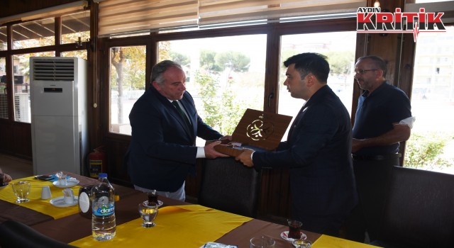 BAŞKAN FUAT ÖNDEŞ ŞEHİT AİLELERİ VE GAZİLERE KURAN-I KERİM VE BAYRAK HEDİYE ETTİ