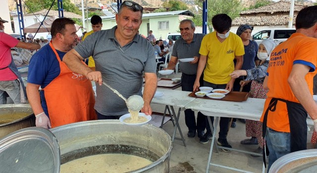 İmece usulü parayla hayır yemeği verdiler, yağmur duası yaptılar