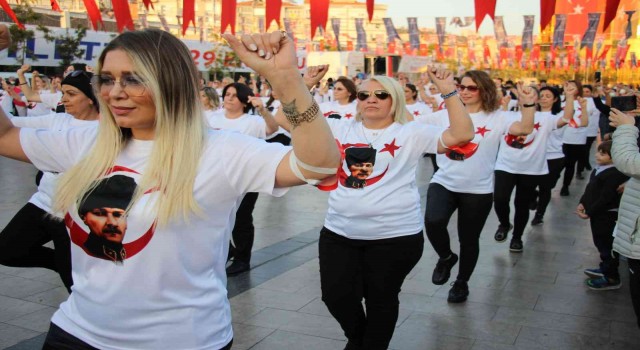 Aydın’da 98 kadın, Cumhuriyeti zeybek oynayarak kutladı