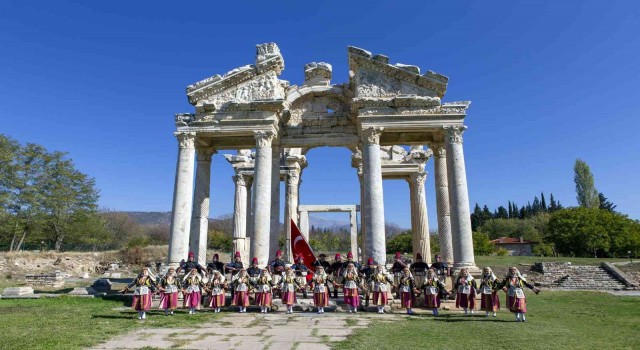 Efeler, Cumhuriyet Bayramı’nı 2 bin 500 yıllık antik kentte kutladı