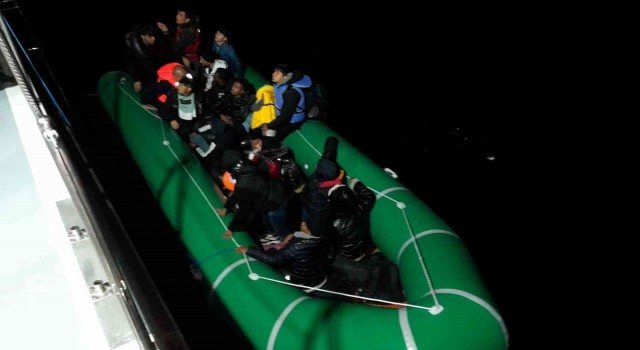 Aydın’da lastik botla sürüklenen mülteciler kurtarıldı