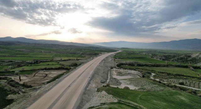 Aydın-Denizli Otoyolunda çalışmalar tüm hızıyla sürüyor