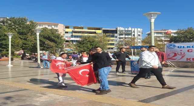 Aydın Ülkü Ocakları 29 Ekim’de Türk Bayrağı dağıttı