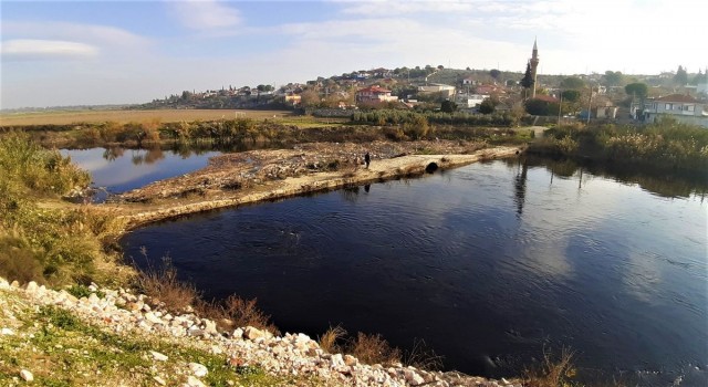 Büyük Menderes çöp akıyor