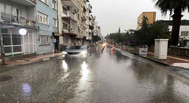 Aydın’da sağanak yağış etkili oluyor