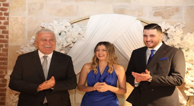 Hilal & Mustafa çiftinin nişan yüzüklerini Başkan Atay taktı