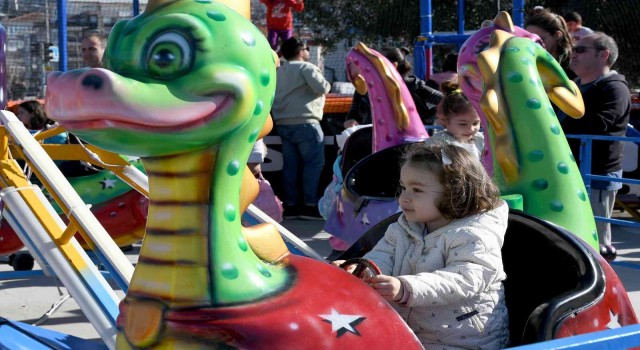 Kuşadası’nda çocuklar tatilin keyfini lunapark oyuncaklarıyla çıkarıyor