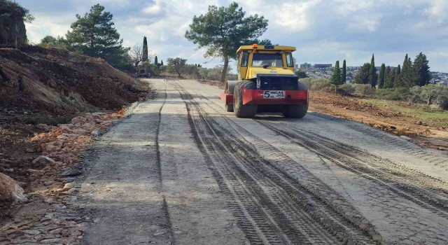 Kuşadası’nda yol çalışmaları devam ediyor