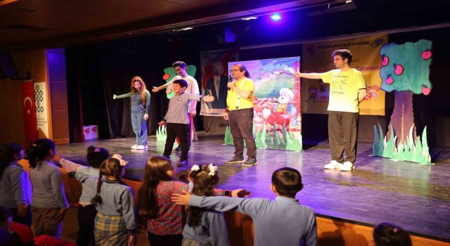 Efeler’de tiyatro rüzgarı çocuklar ve gençler için esti