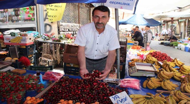 Aydın’da pazar tezgahları kırmızıya boyandı