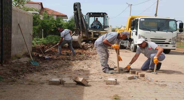 Efeler’in ekipleri yolları yeniliyor