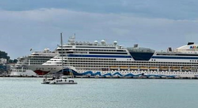 Kuşadası’na 4 kruvaziyer gemisiyle 8 bin 200 turist geldi