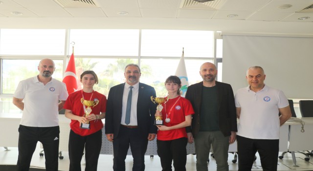 Söke’nin başarılı voleybolcularından Söke Belediyesi’ne teşekkür ziyareti