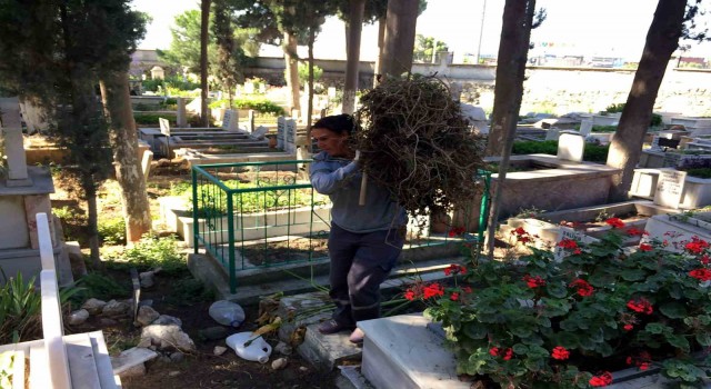 Söke Belediyesi’nden Bayram öncesi mezarlık temizlikleri