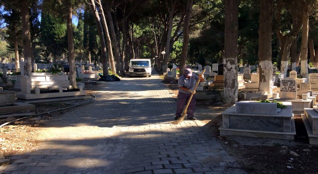 Söke Belediyesi’nden Bayram öncesi mezarlık temizlikleri