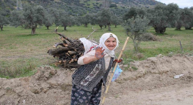 Emine Teyze, sırtında yük değil sevgisini taşıyor