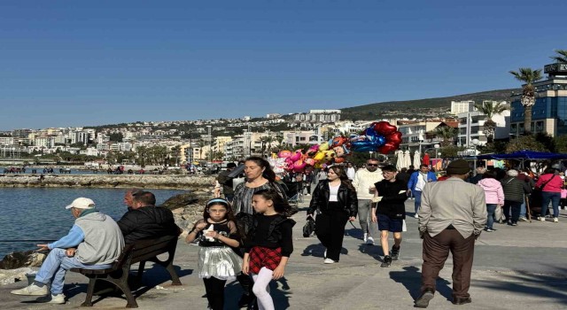 Kuşadası’nda Şubat ayında güneşli hava sahili canlandırdı