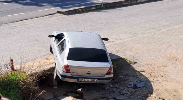 Umurlu’da araç kanala düşmekten son anda kurtuldu