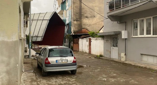 Köşk’te fırtına etkili oldu, bir binanın çatısı uçtu