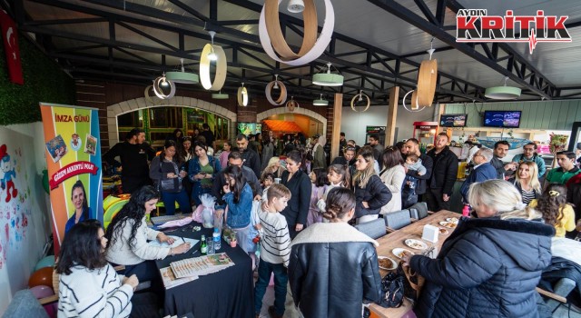 SÖKELİ MİNİK OKURLAR GİZEM ÖĞRETMENİN İMZA GÜNÜNDE BULUŞTU