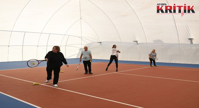 Kuşadası’nda Emekliler Kortta: Ücretsiz Tenis Kursu Yoğun İlgi Görüyor