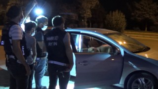 Polisin dikkatini çekmemek için her yolu denedi ama Tina geçit vermedi