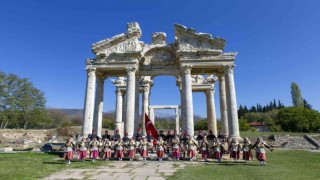 Efeler, Cumhuriyet Bayramı’nı 2 bin 500 yıllık antik kentte kutladı