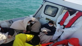 Yan yatan teknedeki 9 düzensiz göçmen kurtarıldı, 1’i öldü