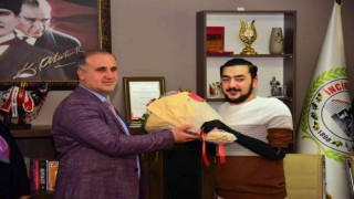 İncirliovalı Samet hem protez kollarına, hem de işe kavuştu
