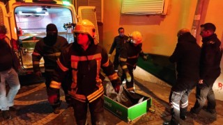 Kuşadası’nda ısınmak için sığındıkları evde ateş yakan 2 kişi yanarak hayatını kaybetti