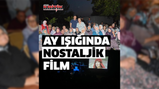 Ay ışığı altında nostaljik film izlediler