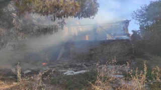 Kuşadası’nda metruk bina küle döndü