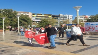 Aydın Ülkü Ocakları 29 Ekim’de Türk Bayrağı dağıttı