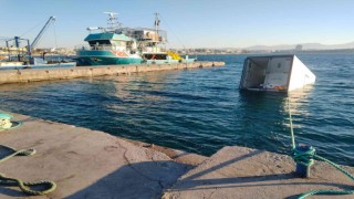 Aydın'da ilginç kaza kamyonet denize düştü