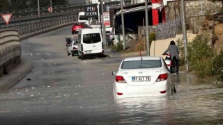 Kuşadası’nda sağanak yağış etkili oldu, yollar göle döndü