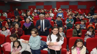 Başkan Kaplan karne hediyesi olarak öğrencileri tiyatro ile buluşturdu