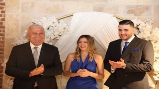 Hilal & Mustafa çiftinin nişan yüzüklerini Başkan Atay taktı