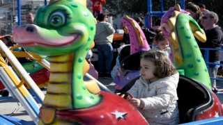 Kuşadası’nda çocuklar tatilin keyfini lunapark oyuncaklarıyla çıkarıyor