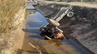 Traktör kanala uçtu, sürücüsü hayatını kaybetti