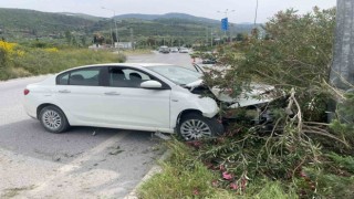 Söke’de lastiği patlayan araç refüjdeki aydınlatma direğine çarparak durabildi