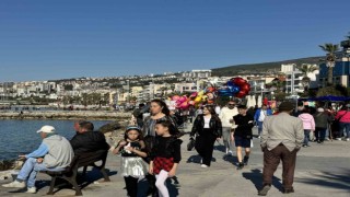 Kuşadası’nda Şubat ayında güneşli hava sahili canlandırdı