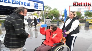 Kuşadası Belediyesi’nden Regaip Kandili’nde vatandaşlara kandil simidi ikramı