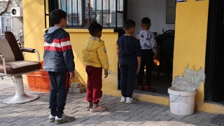 BAŞKAN YETİŞKİN ÇOCUKLARIN BAYRAM HEYECANINA ORTAK OLDU KOCAGÜRLÜ ÇOCUKLARA BAYRAM TIRAŞI YAPILDI