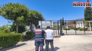 Kuşadası’nda 8 Yıl Hapis Cezası Bulunan Hırsızlık Hükümlüsü Jandarma Tarafından Yakalandı